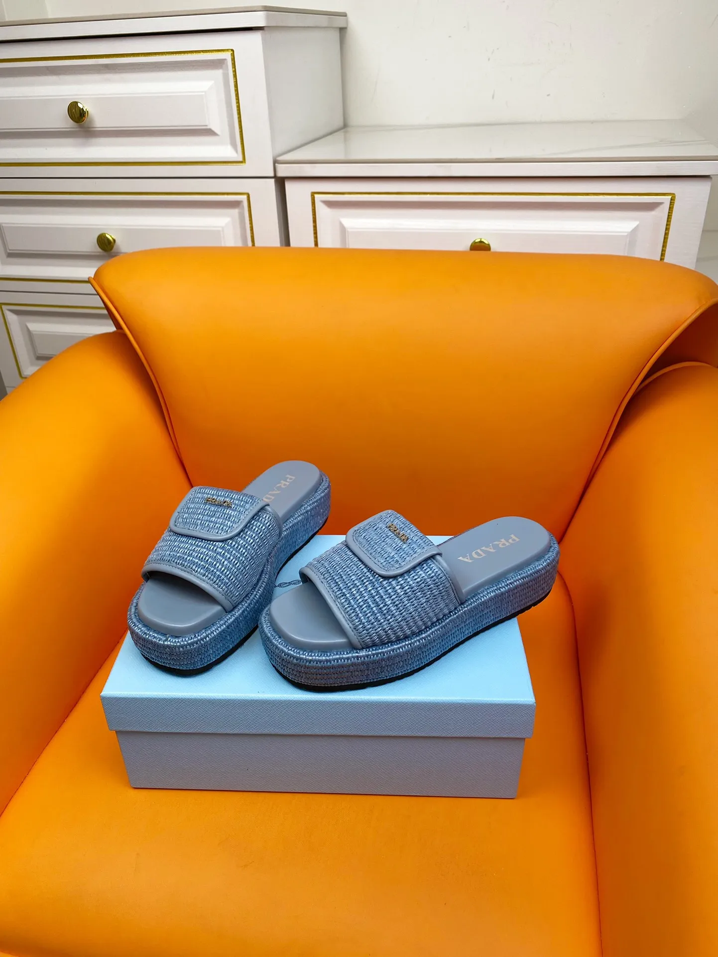 👟👟Ex-factory price 520👟👟 PRADA 2024ss raffia woven slippers This year's popular straw series, lazy people's must-have slippers are so good-looking on the feet. The whole pair of shoes is light, comfortable and bright colors meet the various choices of fashionable people of different styles! Original custom-made raffia Sheepskin lining 1:1 open mold outsole Size number: 35-39 (40 customizations are not returnable)